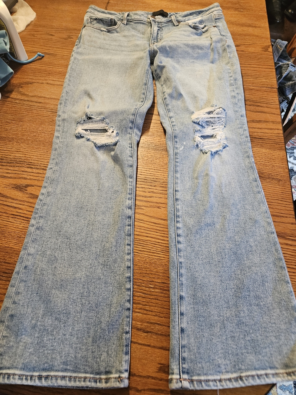 Buckle Black Light Blue Distressed Women’s Jeans Slighr Flare 32x32